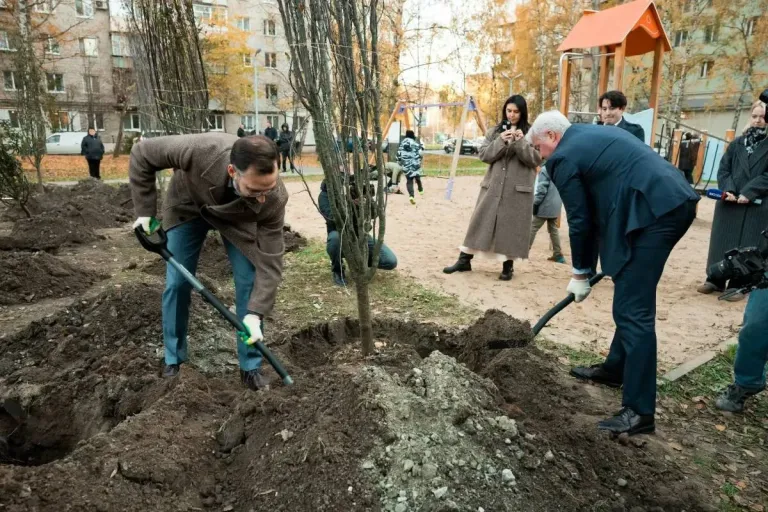 Во дворе на улице Серова в Казани открыли спортплощадку