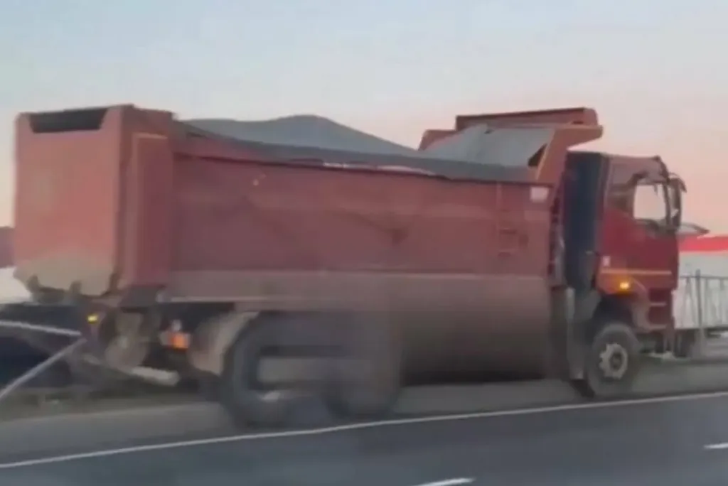 В Казани грузовик налетел на отбойник на Мамадышском тракте
