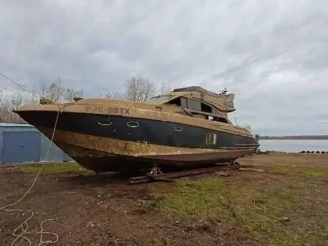 В Чистополе со дна подняли затонувшую весной яхту